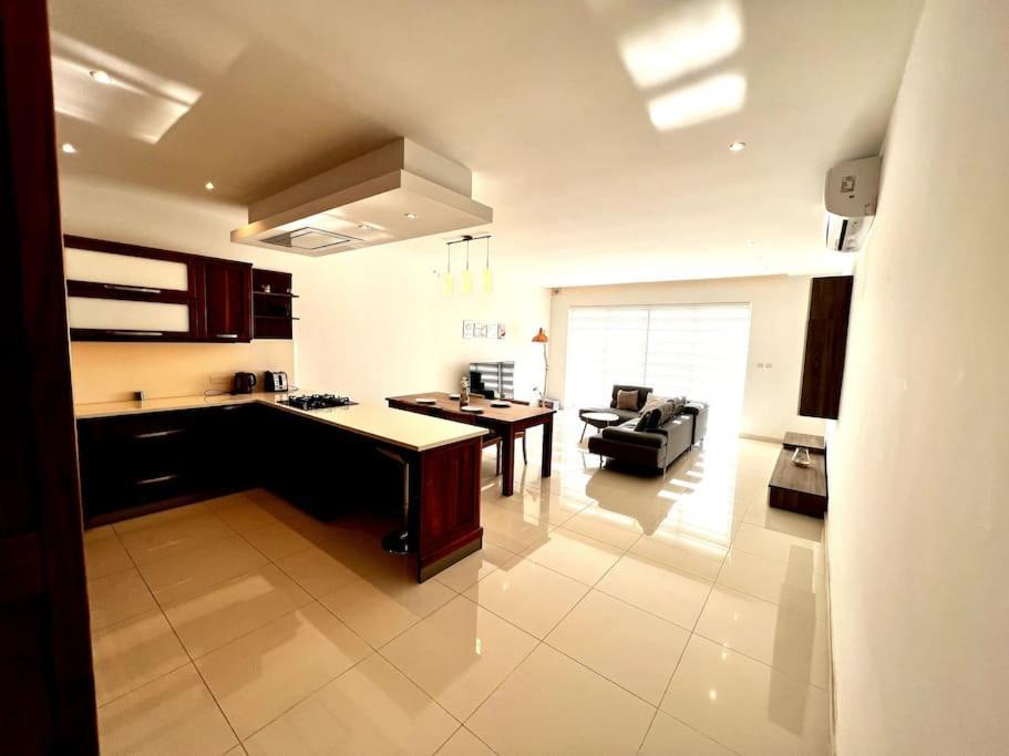 Viewline Seaview Modern 3 Bedroom Apartment 마르사실로크 외부 사진